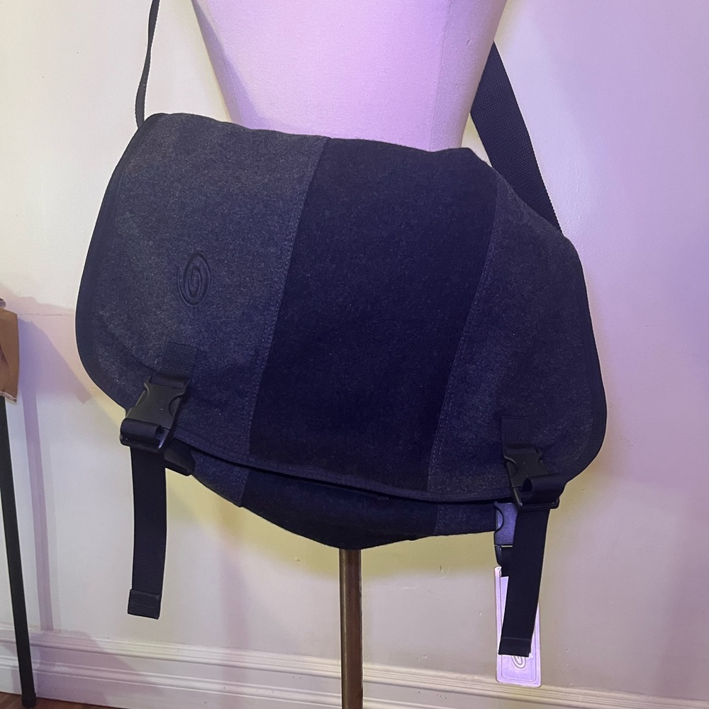 TIMBUK2 Black Messenger Bag barely used! Built to last! - Picture 3 of 11